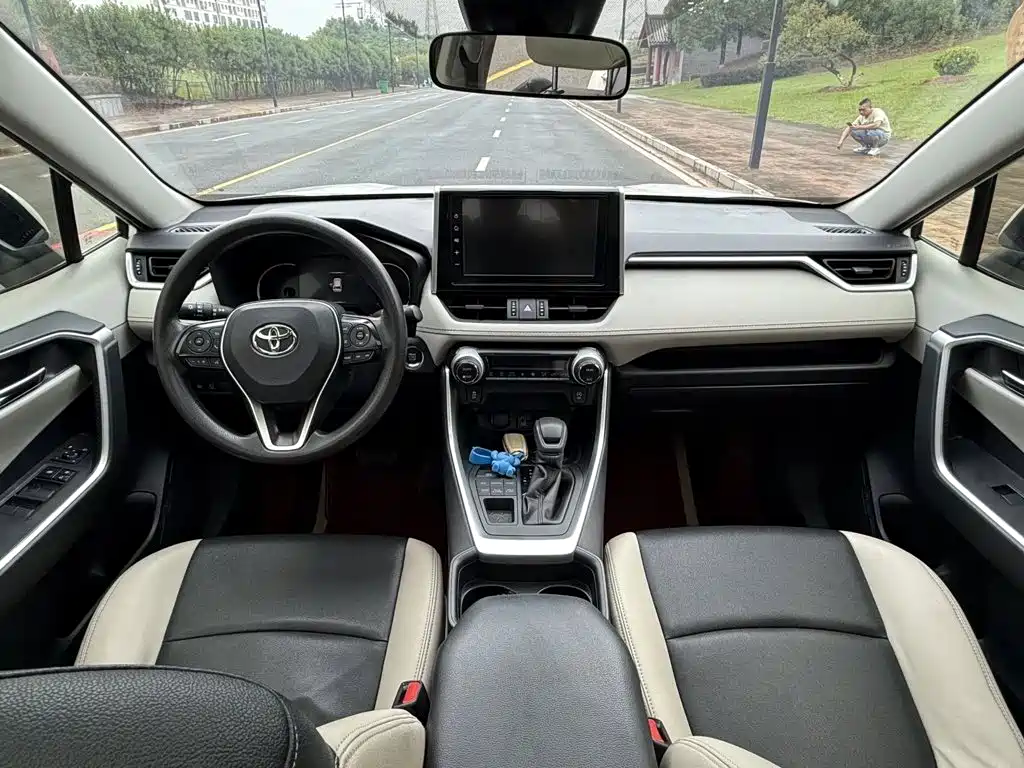 Toyota RAV4 — миниатюра 8