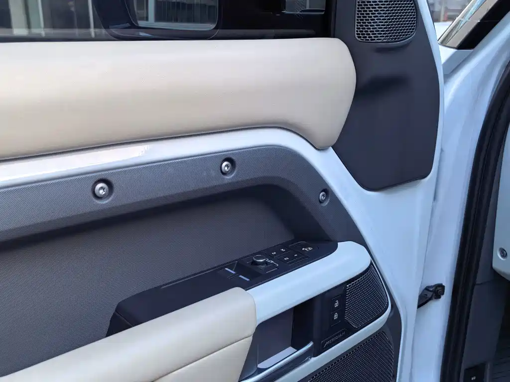 Land Rover Defender 90 2.0T P300 Tiger Power Mighty Heart Edition, фото 4