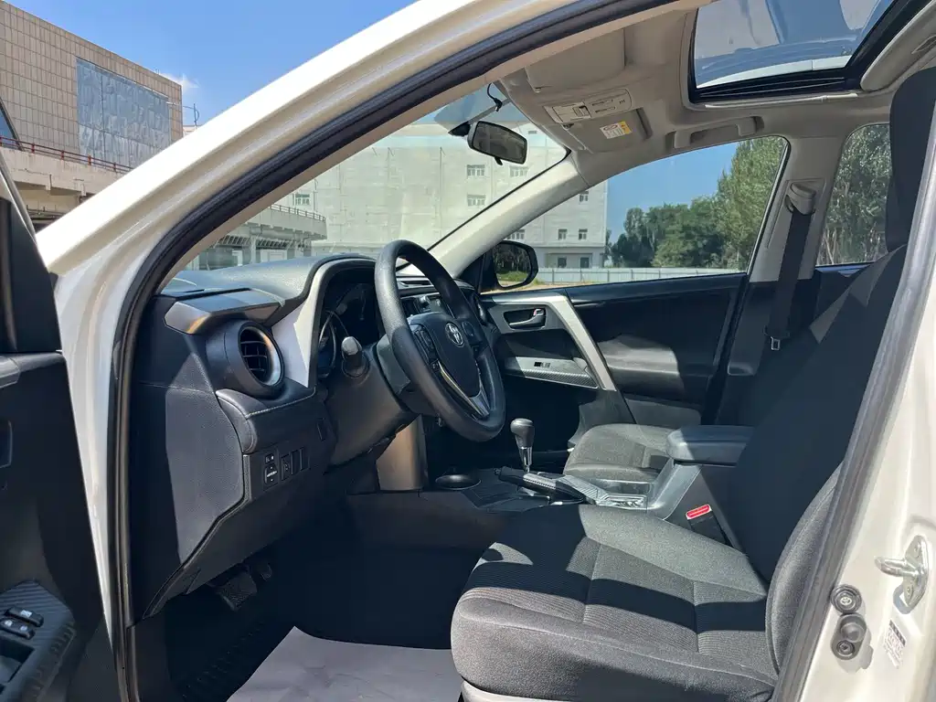 Toyota RAV4 — миниатюра 4