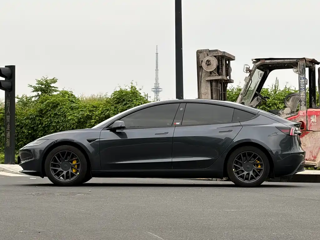 Tesla Model 3 — миниатюра 3