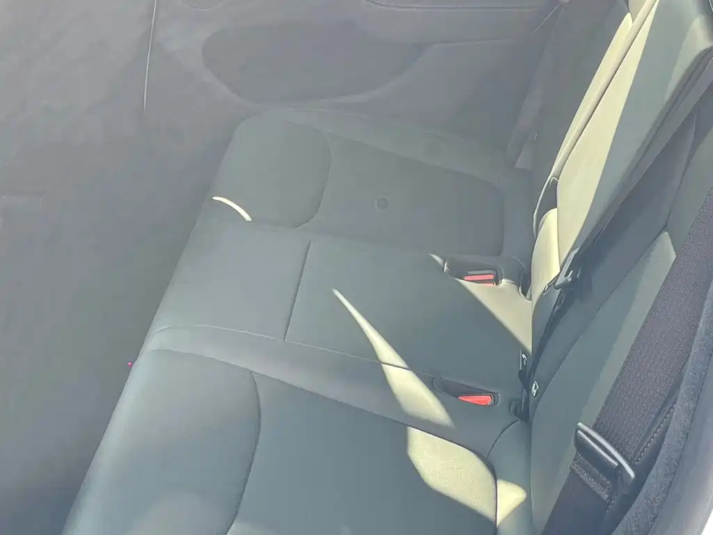 Tesla Model Y — миниатюра 8