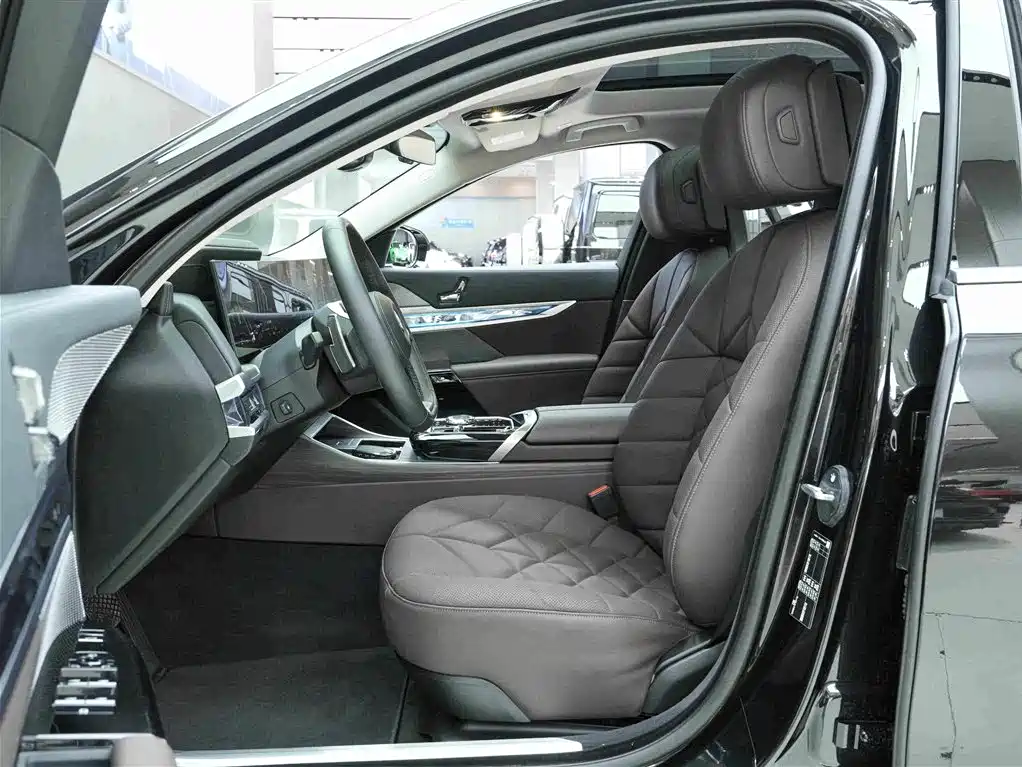 BMW 7 Series — миниатюра 11