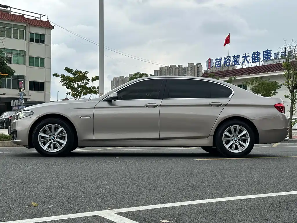 BMW 5 Series — миниатюра 14