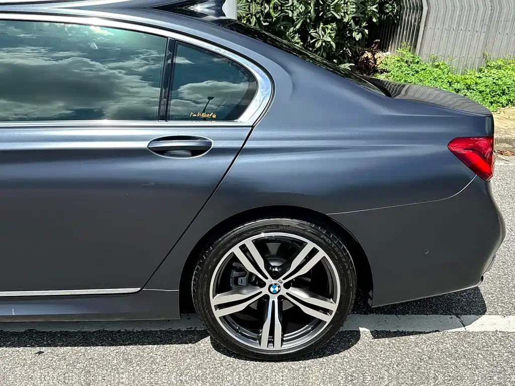 BMW 7 Series — миниатюра 17