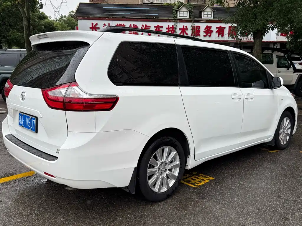 Toyota Sienna — миниатюра 4