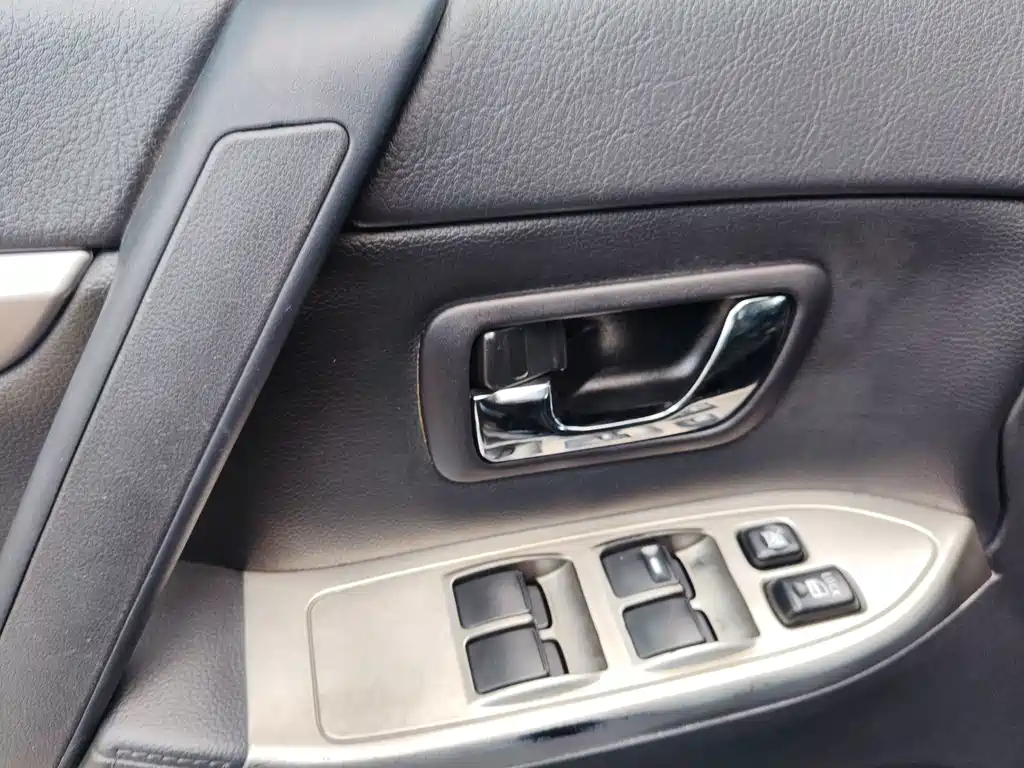 Mitsubishi Pajero (Import) — миниатюра 26
