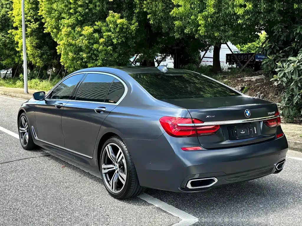 BMW 7 Series — миниатюра 13
