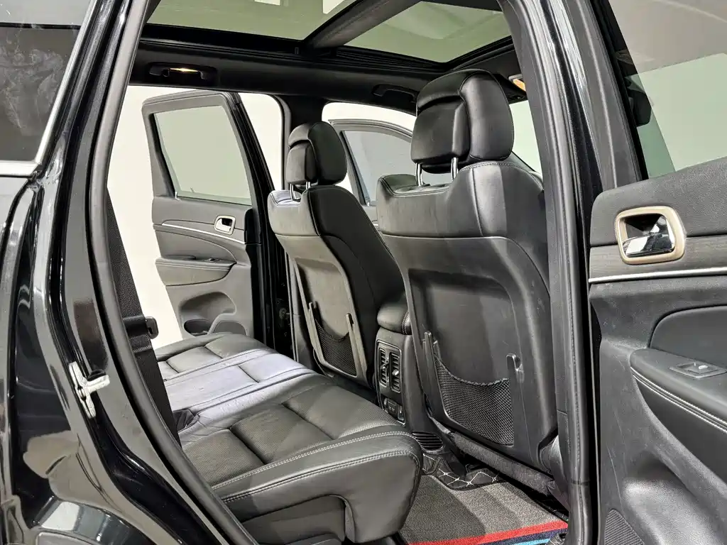 Jeep Grand Cherokee (Import) — миниатюра 6
