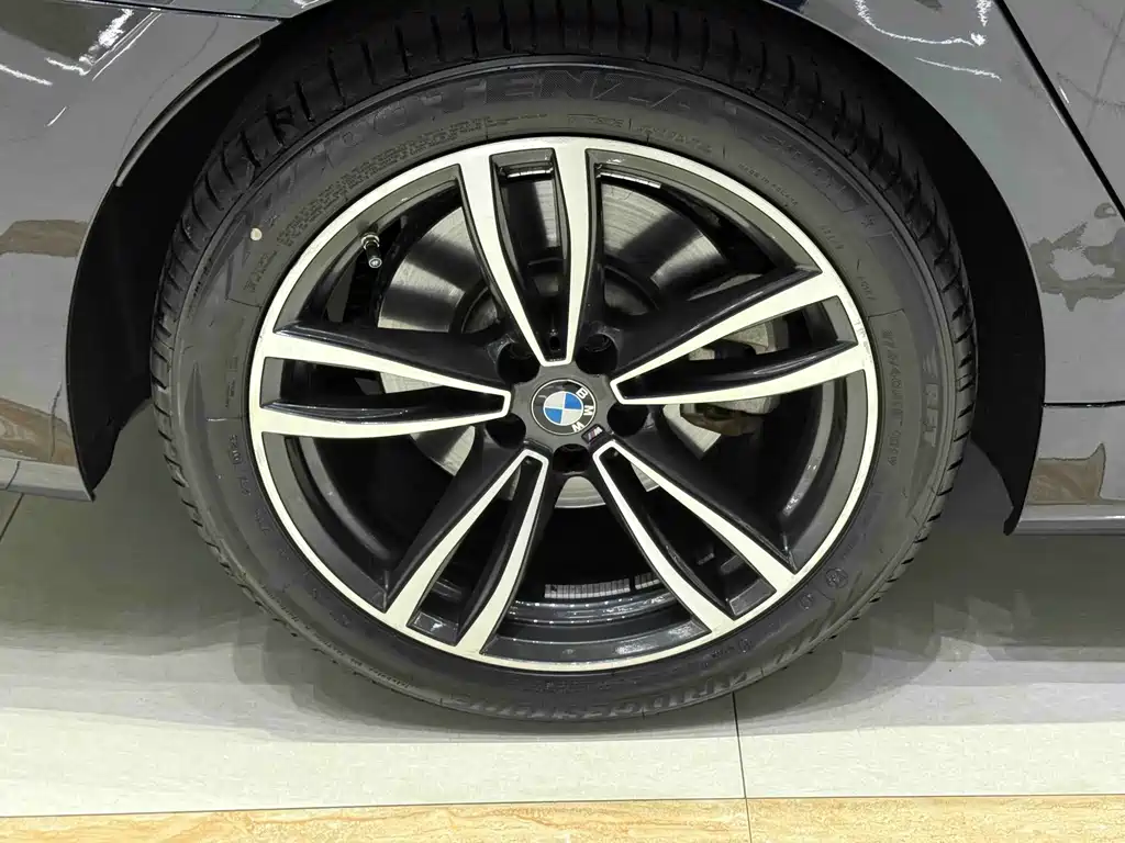 BMW 7 Series — миниатюра 11