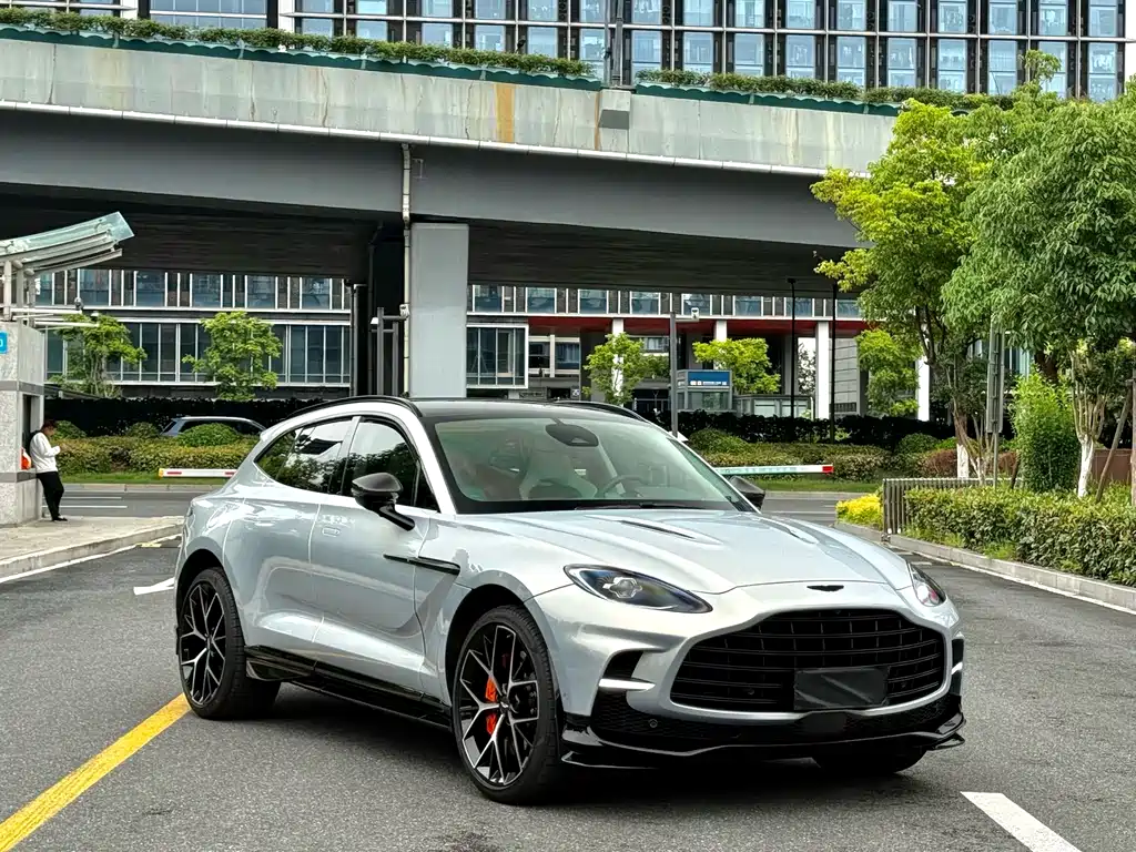 Aston Martin DBX 2025 4.0T V8 707