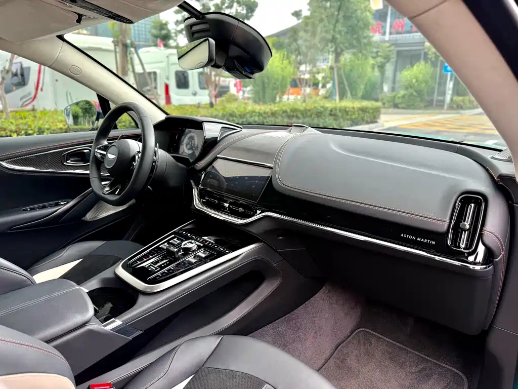 Aston Martin DBX 2025 4.0T V8 707