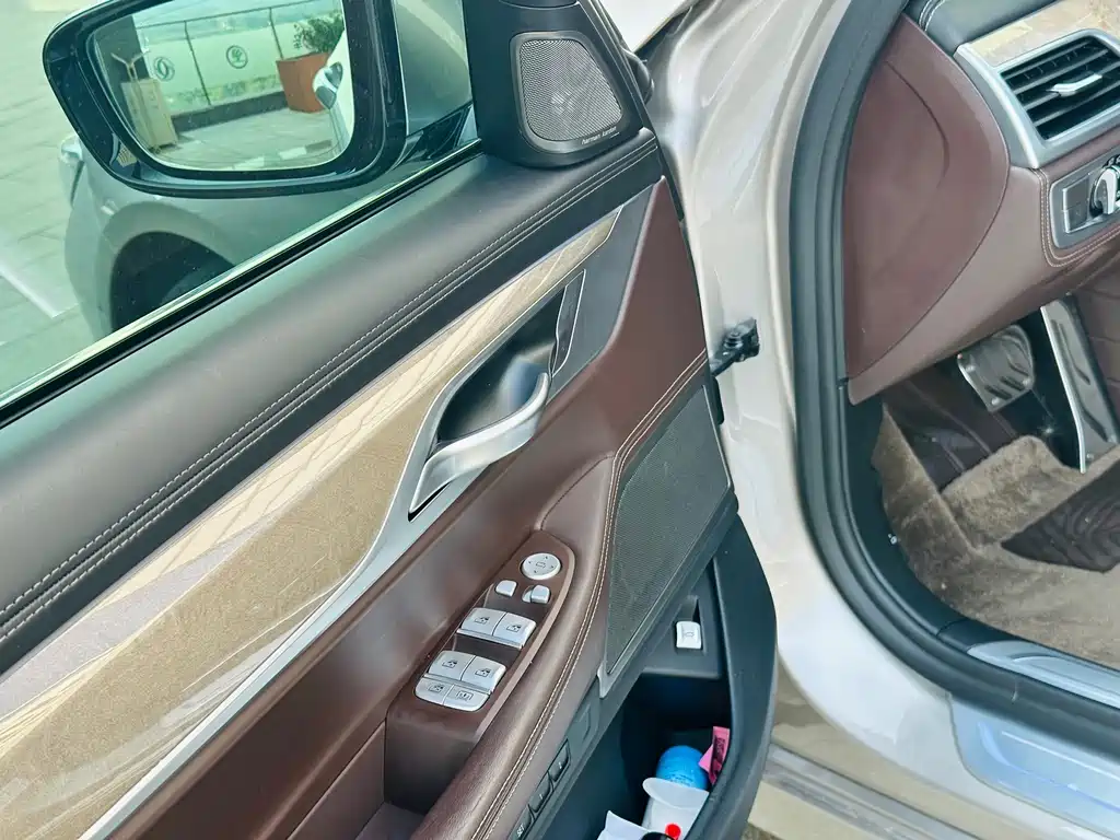 BMW 7 Series — миниатюра 10