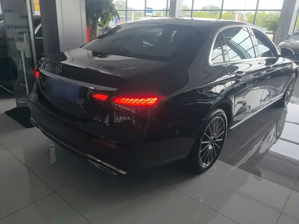 Mercedes-Benz E-Class — миниатюра 7