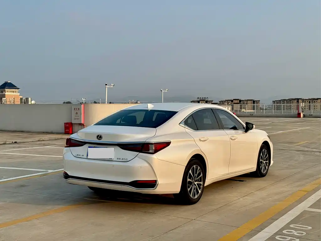 Lexus ES — миниатюра 7