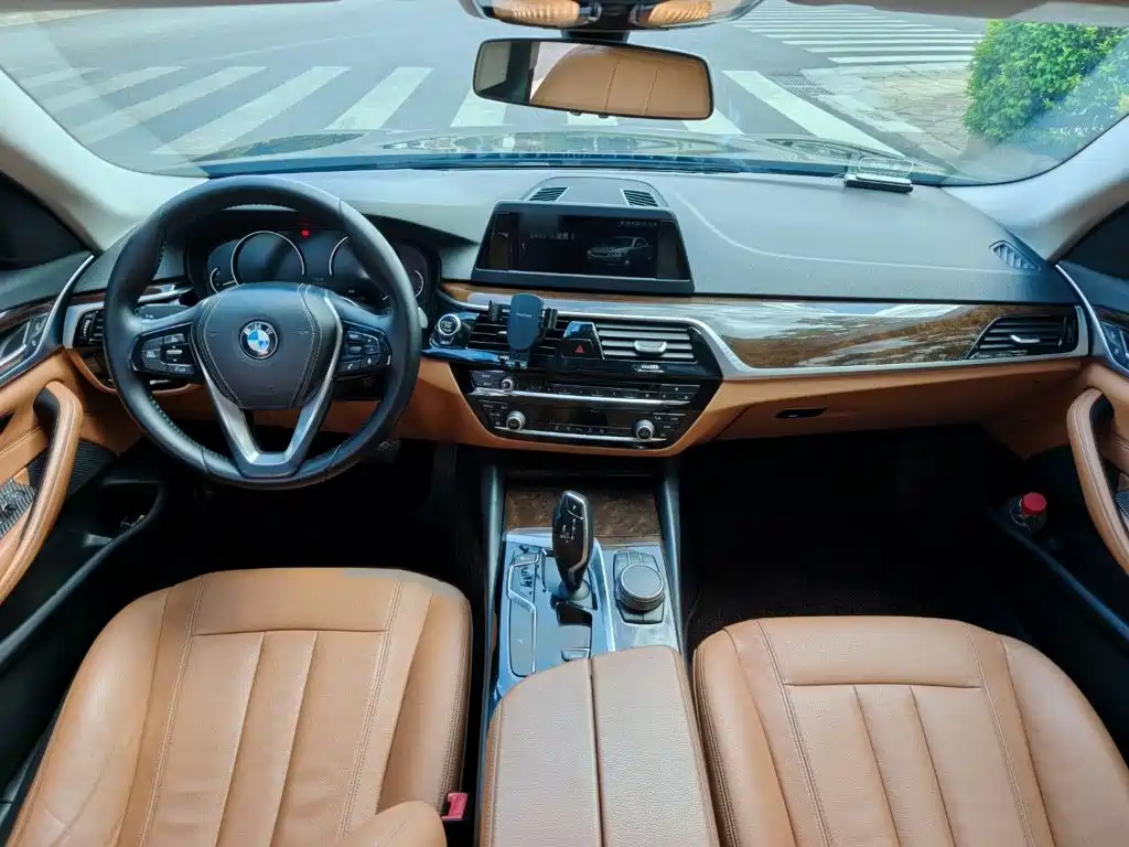 BMW 5 Series — миниатюра 9