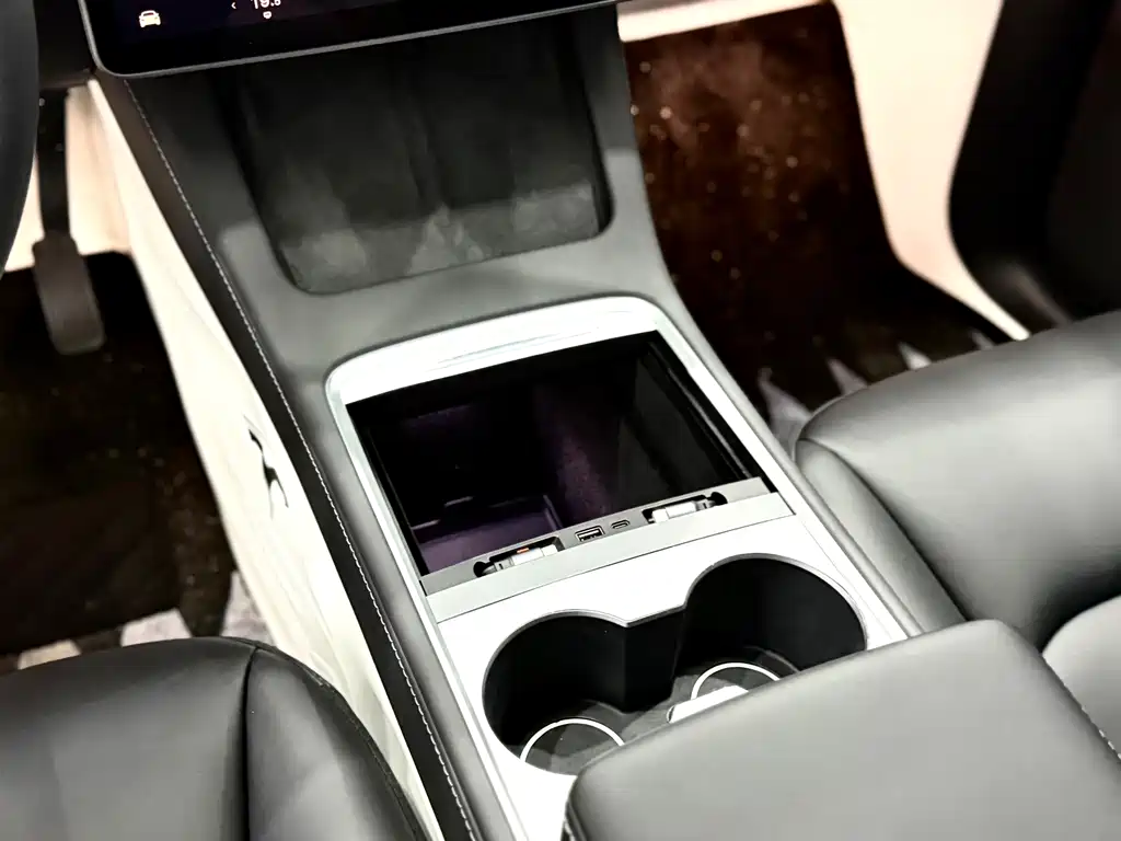 Tesla Model Y — миниатюра 14