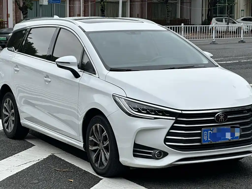 BYD MAX — миниатюра 3