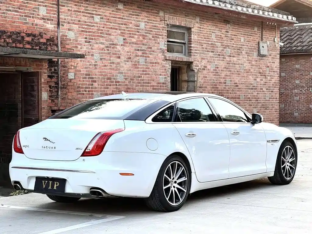 Jaguar XJ — миниатюра 4