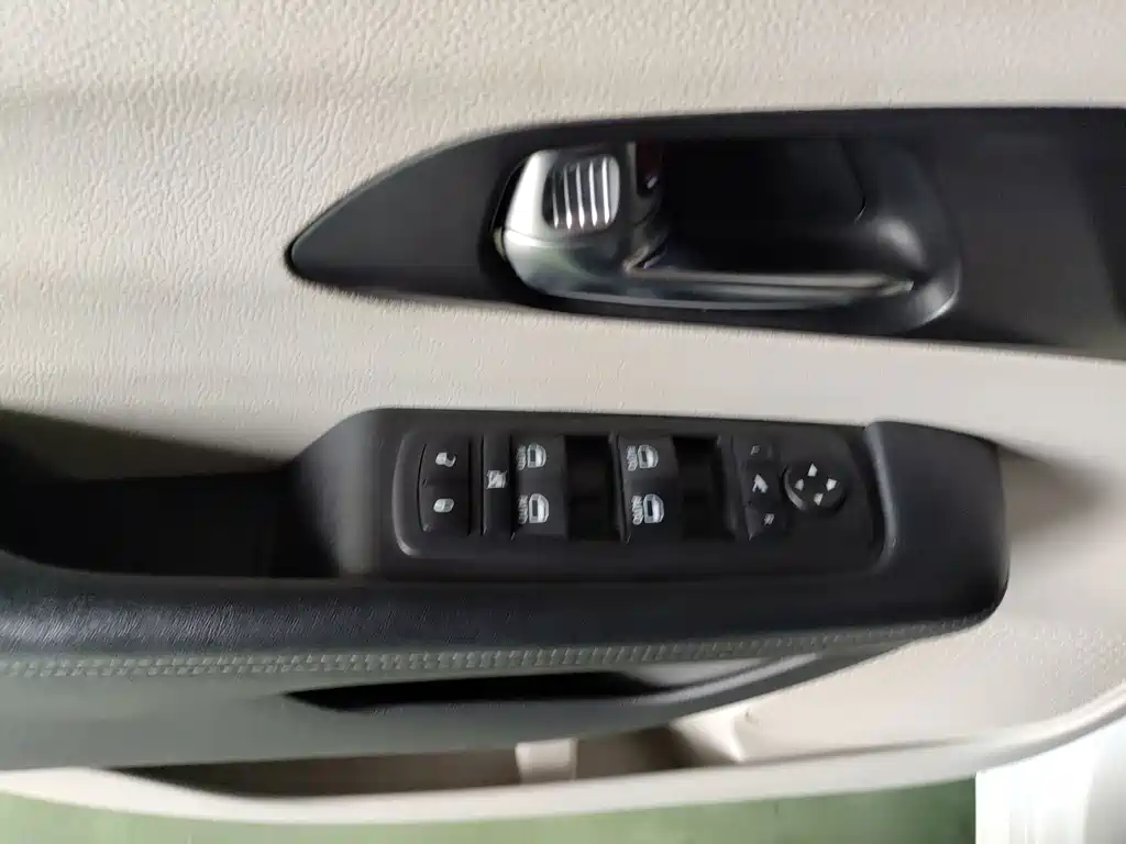 Chrysler Grand Voyager PHEV (Import) — миниатюра 5
