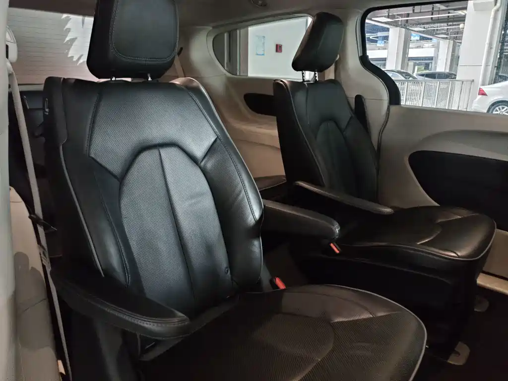 Chrysler Grand Voyager PHEV (Import) — миниатюра 8