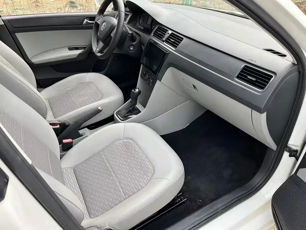 Skoda Rapid — миниатюра 10