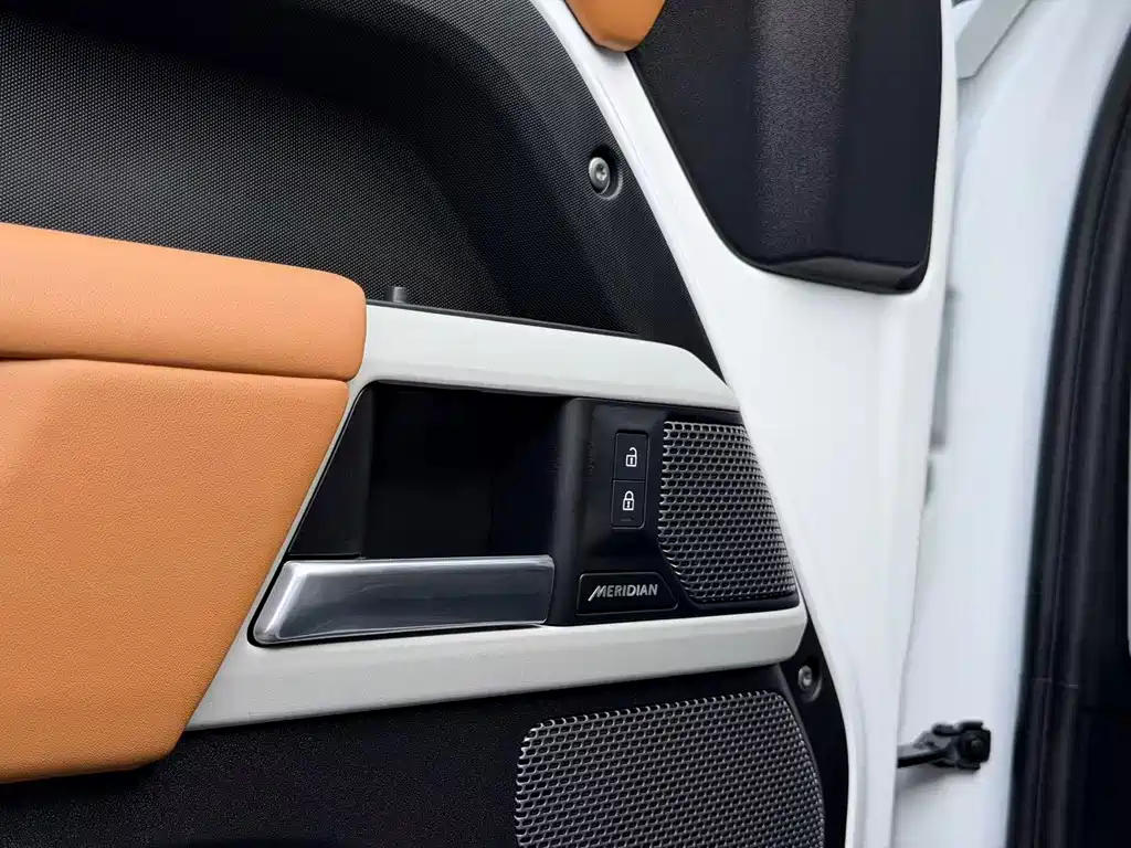 Land Rover Defender — миниатюра 10