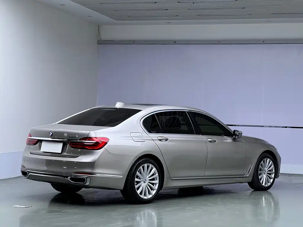 BMW 7 Series — миниатюра 6