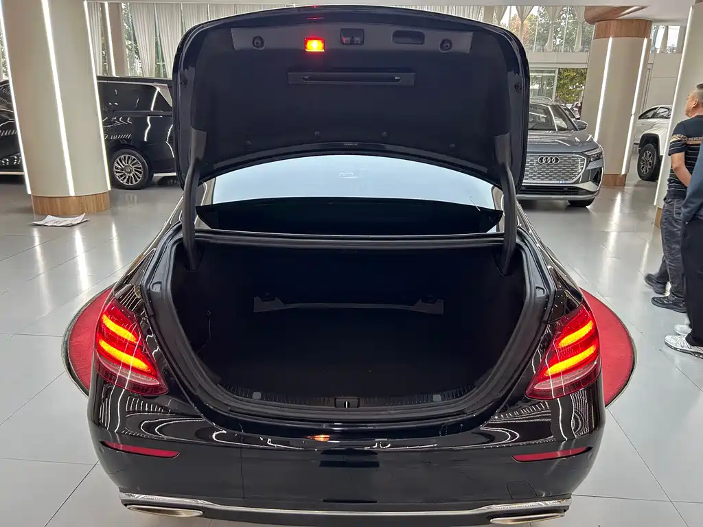 Mercedes-Benz E-Class — миниатюра 10