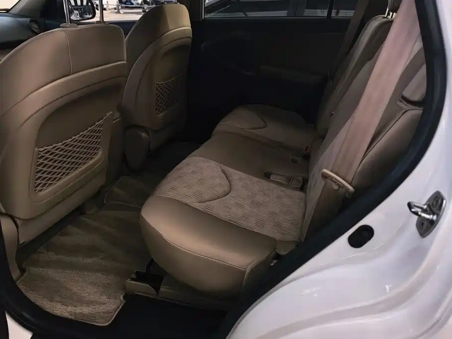 Toyota RAV4 — миниатюра 11
