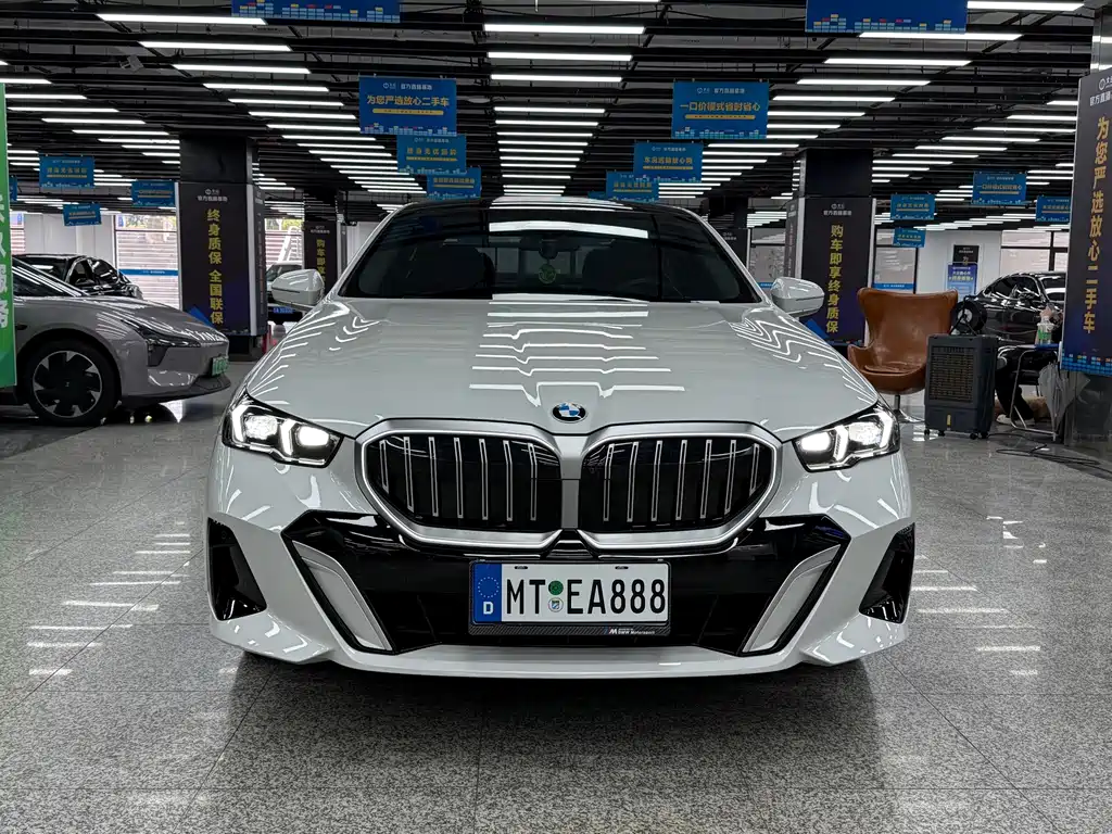 BMW 5 Series — миниатюра 2