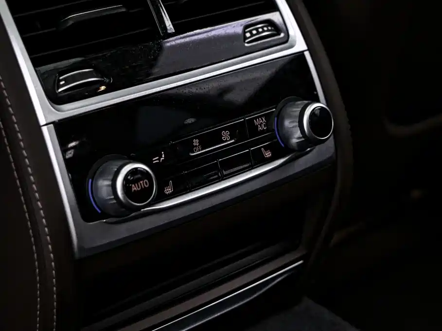 BMW 7 Series — миниатюра 19