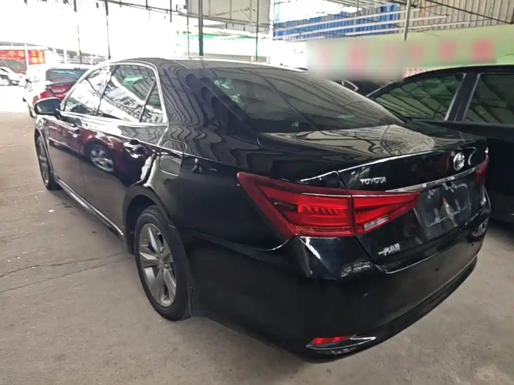 Toyota Crown — миниатюра 5