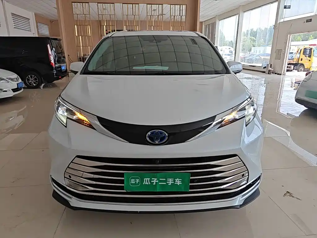 Toyota Sienna — миниатюра 3