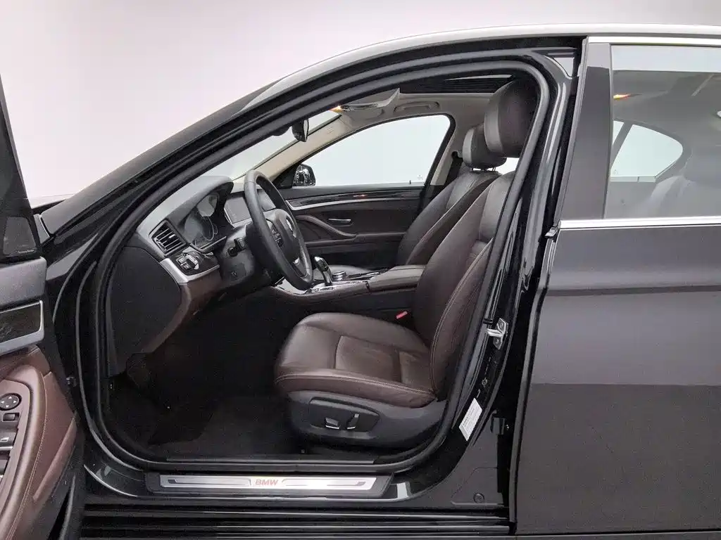 BMW 5 Series — миниатюра 10