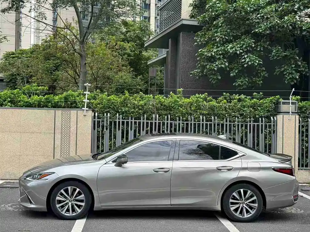 Lexus ES 2020 300h V