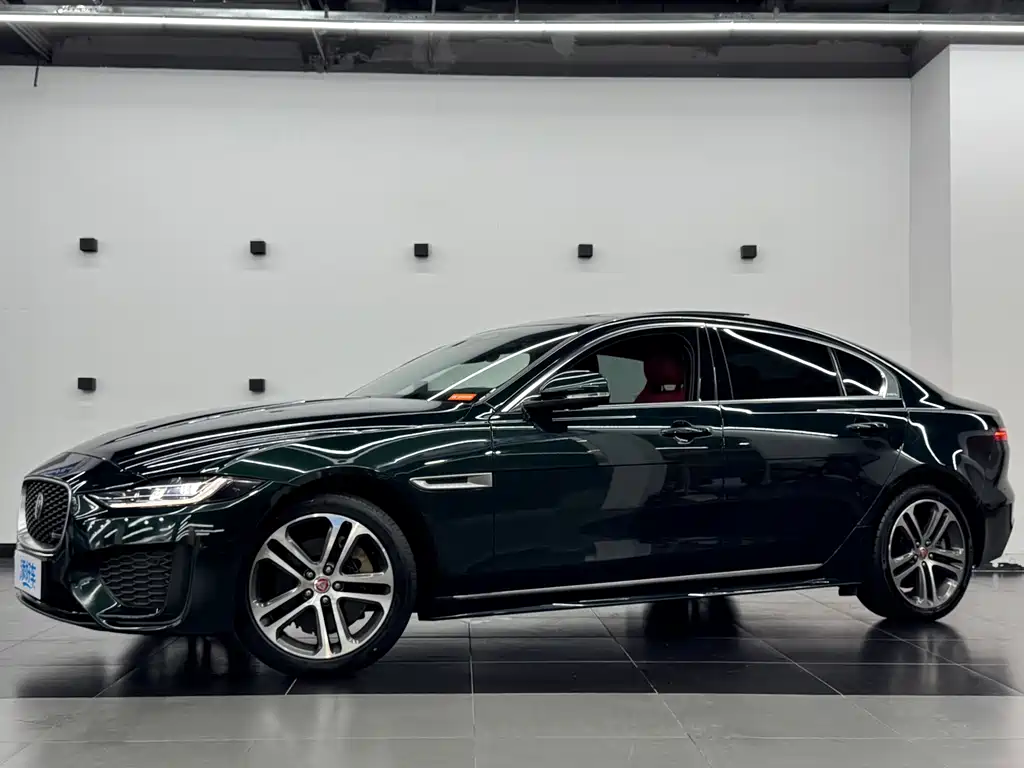 2023 Jaguar XE - zdjęcie 1 z 15
