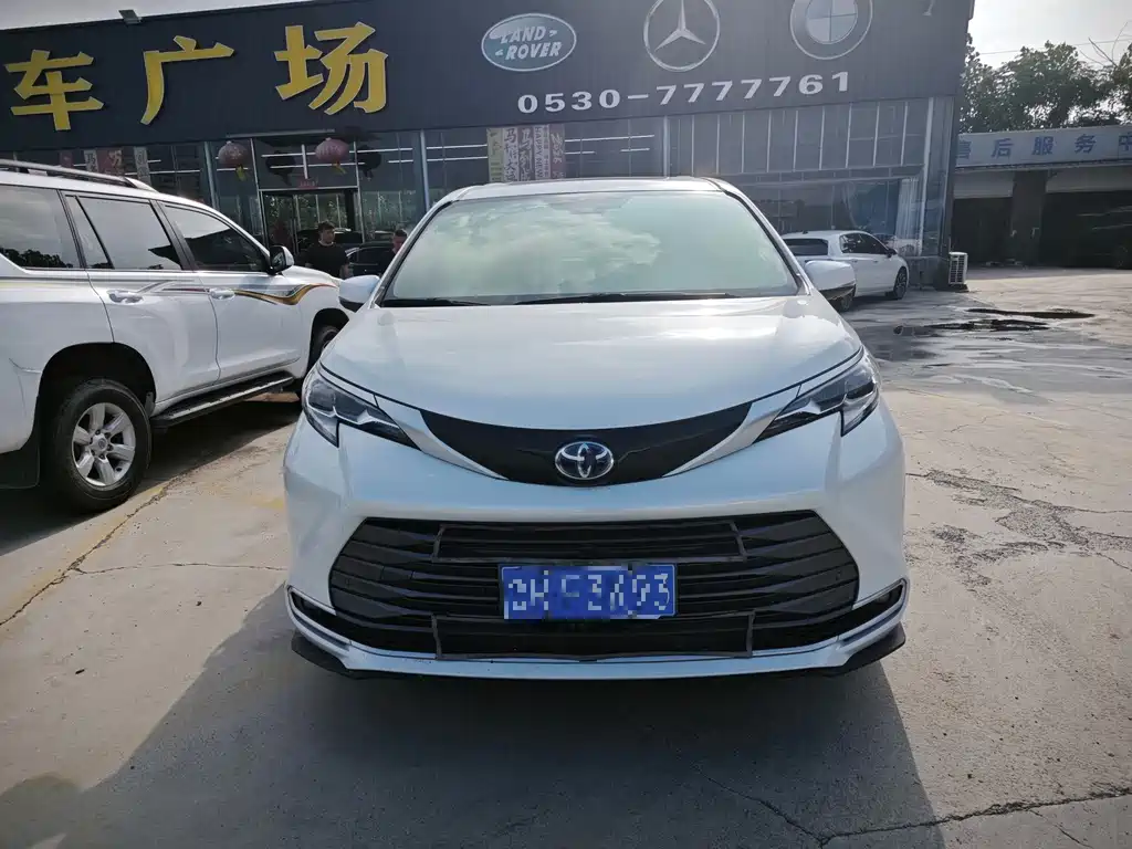 Toyota Sienna 2023 2.5L Luxury