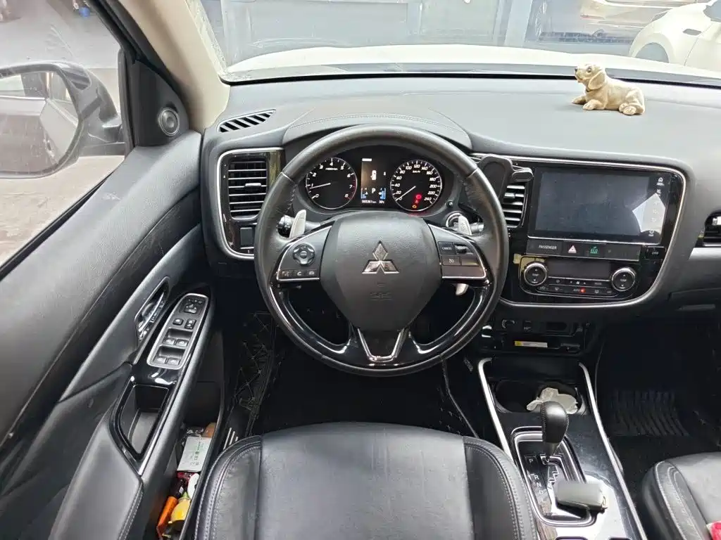 Mitsubishi Outlander — миниатюра 6