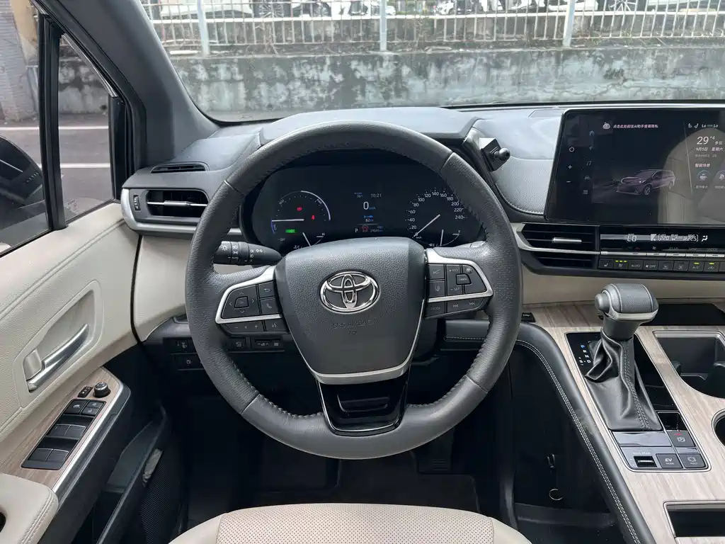 Toyota Sienna — миниатюра 6