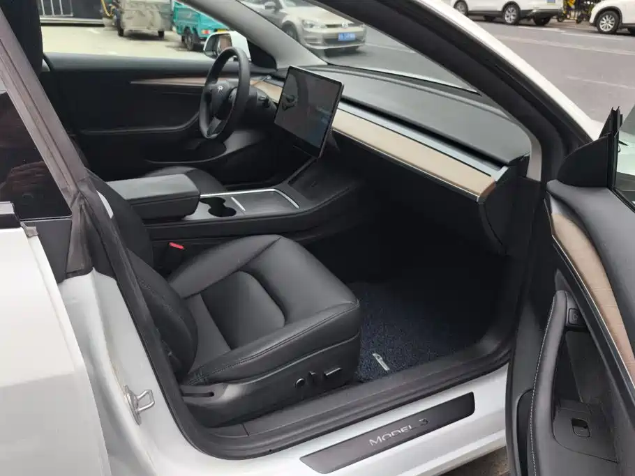 Tesla Model 3 — миниатюра 8