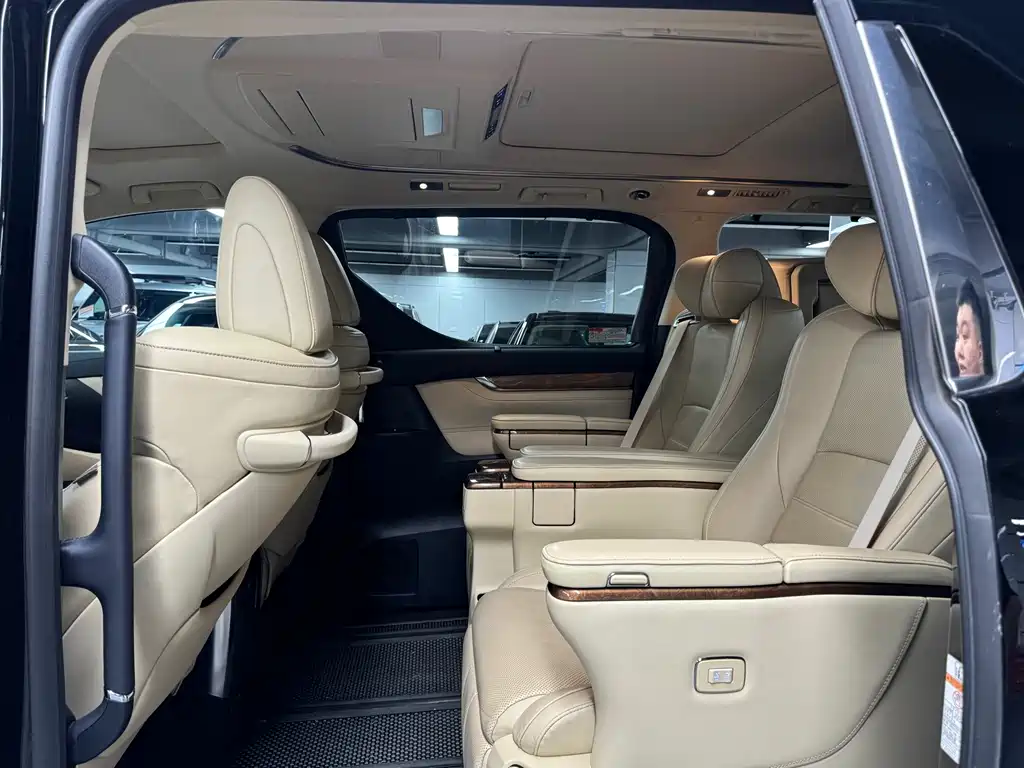 Toyota Alphard — миниатюра 5