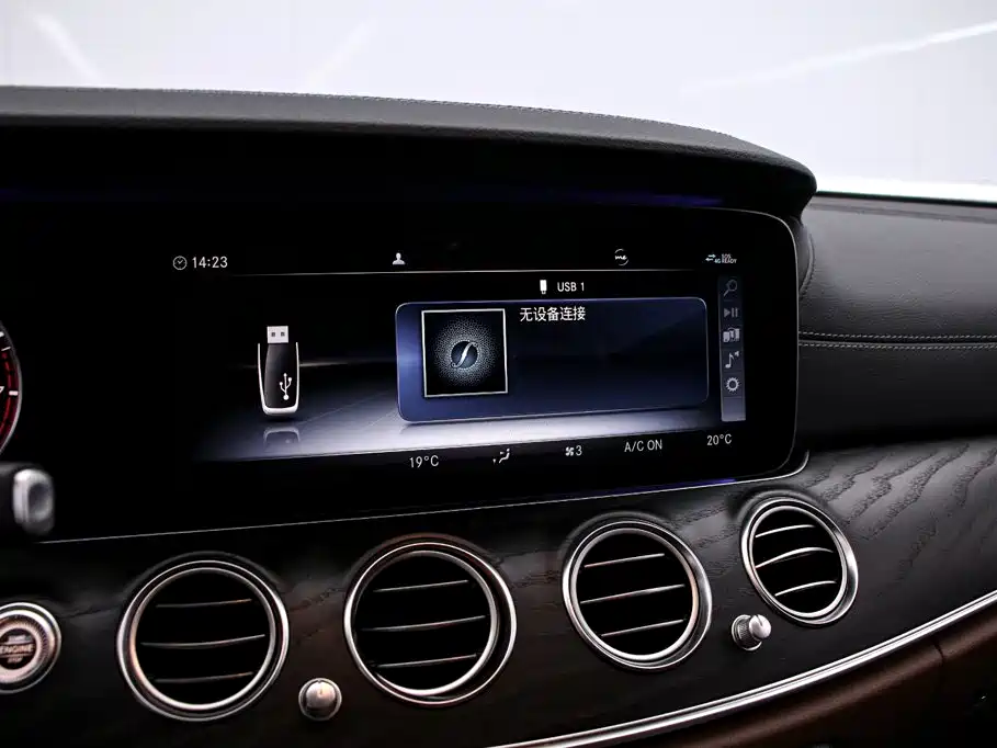Mercedes-Benz E-Class — миниатюра 8