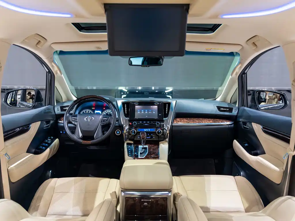 Toyota Alphard — миниатюра 8