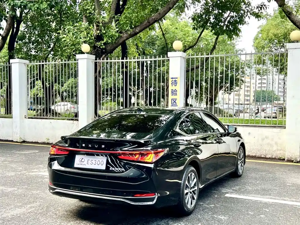 Lexus ES 2025 300h Premium