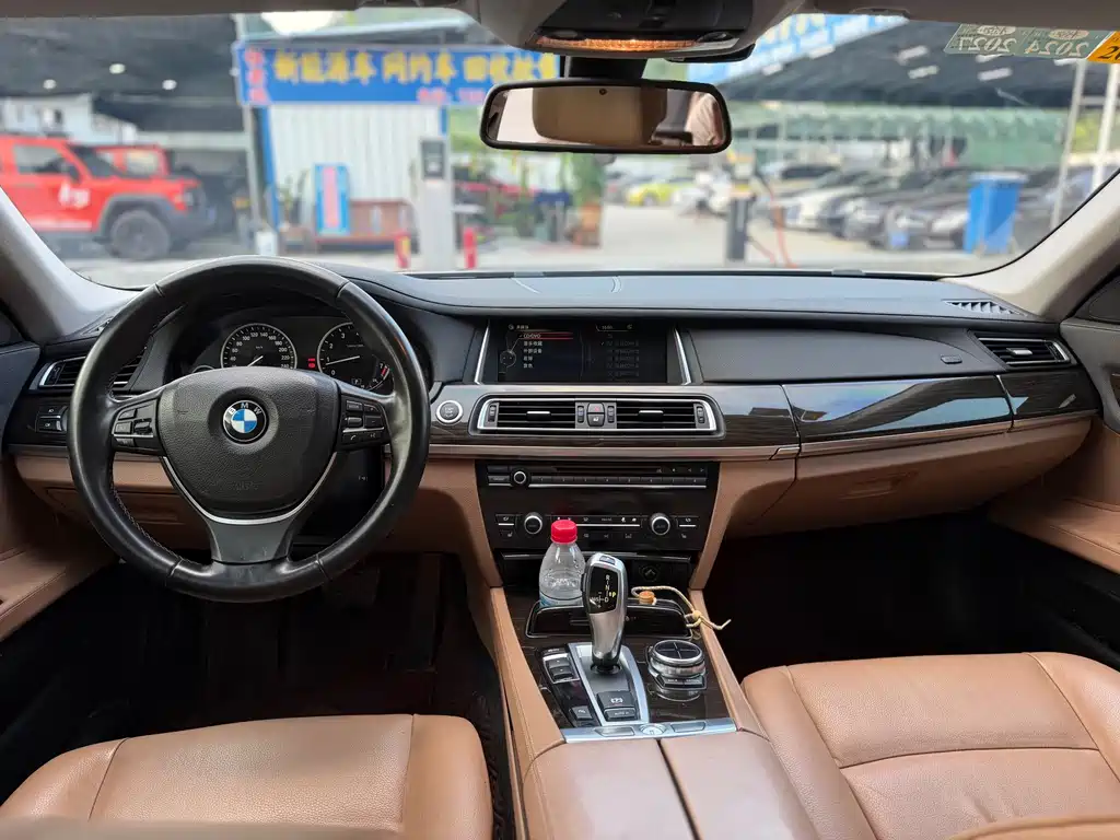 BMW 7 Series — миниатюра 10