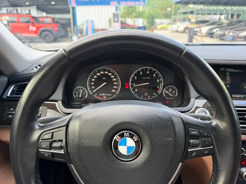 BMW 7 Series — миниатюра 12