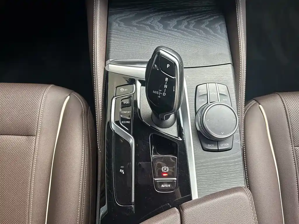 BMW 5 Series — миниатюра 11