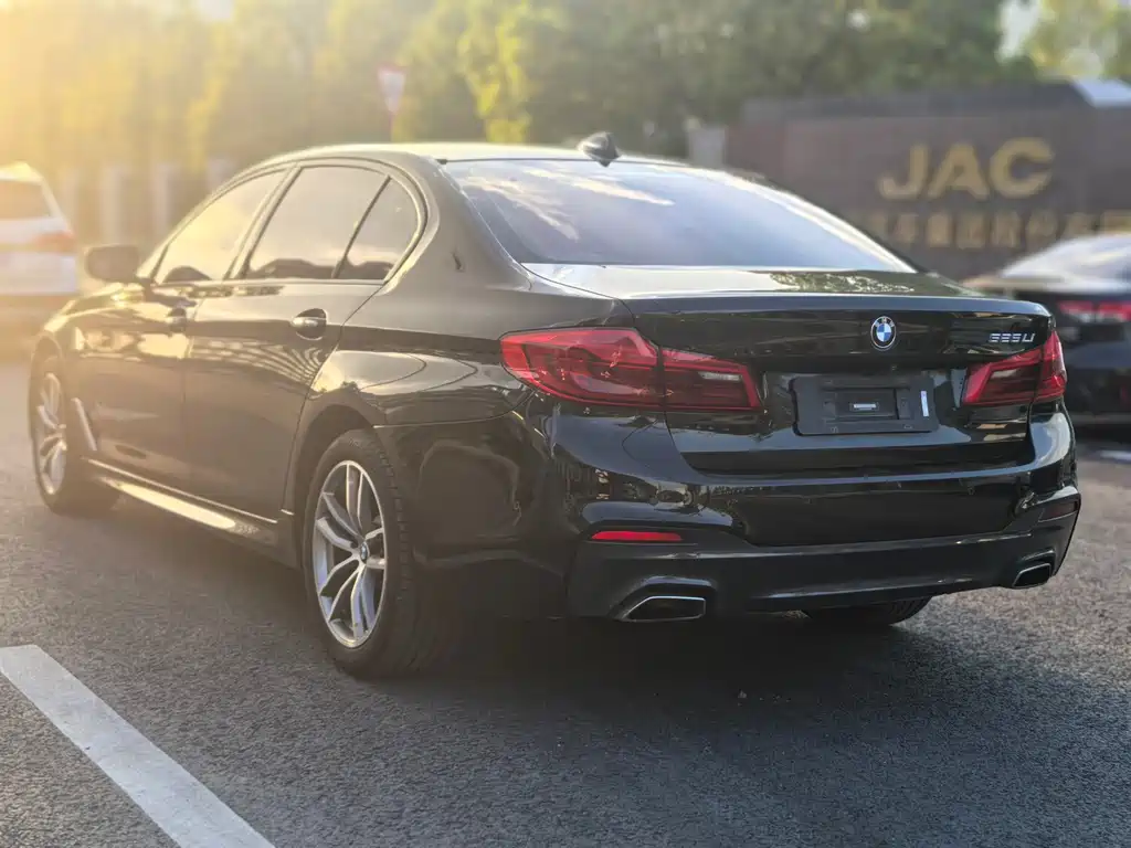 BMW 5 Series — миниатюра 7
