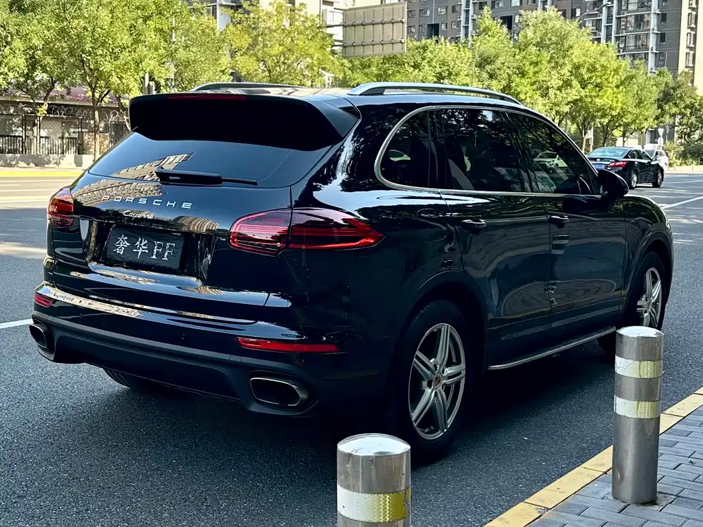 Porsche Cayenne — миниатюра 5