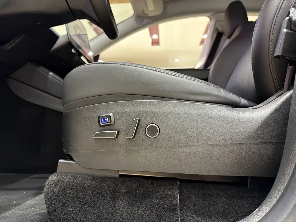 Tesla Model Y — миниатюра 12